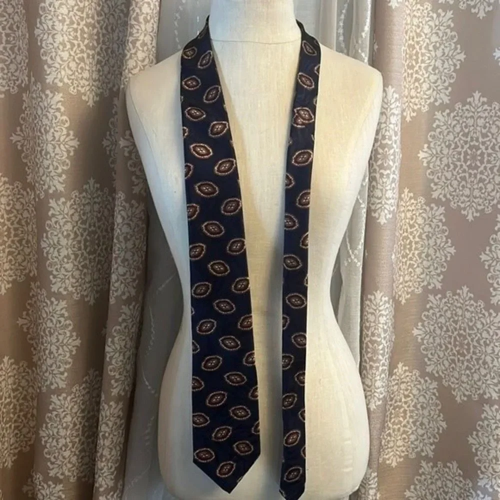 EUC Geoffrey Beene Classic Navy Patterned Tie